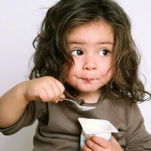 Aprender a comer con cuchara los niños