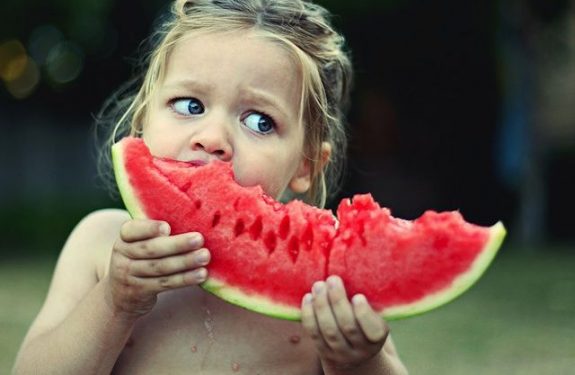 Enseñar a comer fruta a los niños