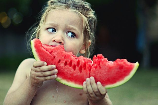 Enseñar a comer fruta a los niños