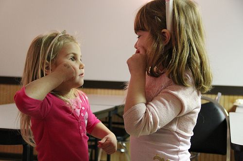 Cómo enseñar a hablar a un niño sordo