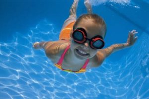 Juegos infantiles de natación para niños de 3 a 5 años